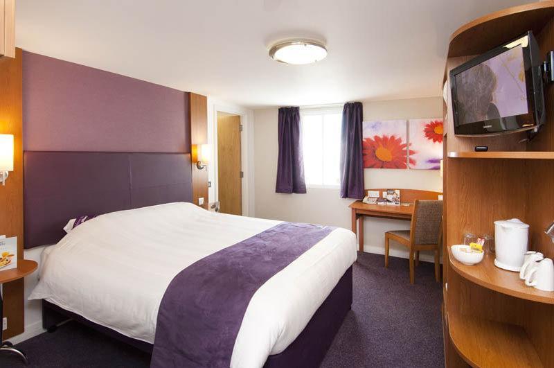 Premier Inn Taunton Central ภายนอก รูปภาพ