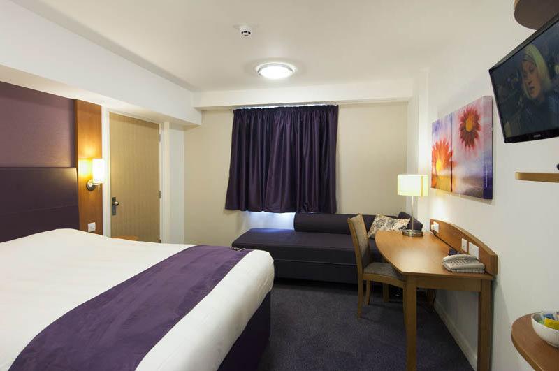 Premier Inn Taunton Central ภายนอก รูปภาพ