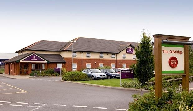 Premier Inn Taunton Central ภายนอก รูปภาพ